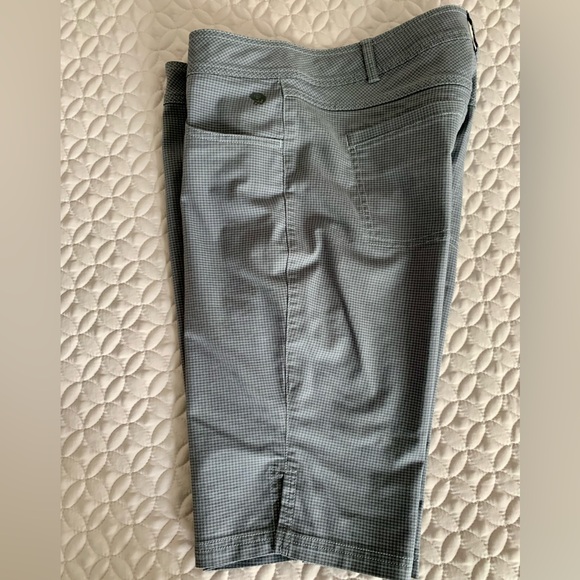 Mountain Hardware Bermuda Shorts - Picture 2 of 9